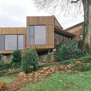 Extension bois sur pilotis à Mortagne-sur-Sèvre – Atelier Ose Architecture