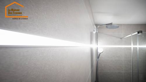 Bandeau LED incrusté dans la faïence