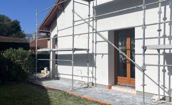 Chantier en cours : Les abords sont protégés pour assurer la propreté du chantier