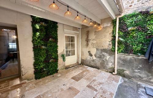 Luminaires cour intérieure La Maison Des Travaux Nîmes