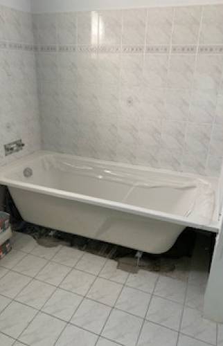 début du chantier avec la dépose de l'ancienne baignoire  