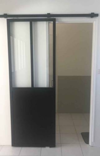 Installation de porte verrière sur rail