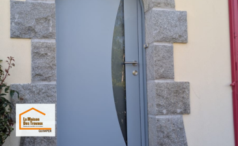 Installation d’une porte d’entrée moderne à Plomelin avec encadrement en pierre conservé pour préserver le charme de la façade.