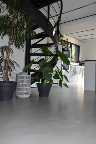 pose d'un nouvel escalier et d'un sol en béton ciré