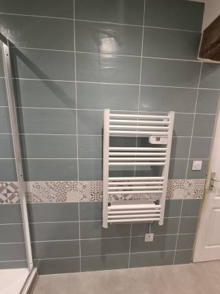 Rénovation de salle de bain avec faïence colorée et radiateur sèche-serviettes - Saint Denis en Bugey 01500