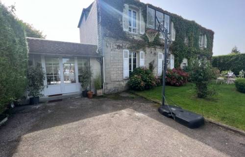 La baie vitrée donnant accès au salon 