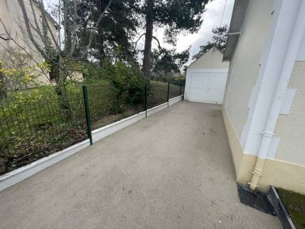 Nouvelle allée du garage en sable fin et nouvelle clôture mitoyenne (Merville 14810)