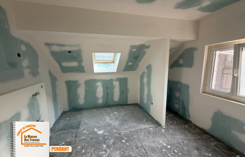 La Maison des Travaux Moûtiers, transformation grenier Ugine, parquet spécial salle d’eau, création salle de bain Savoie, courtier en travaux Albertville