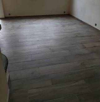 Ragréage et pose d'un nouvau carrelage dans une longère