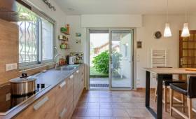 La nouvelle cuisine se marie parfaitement avec le carrelage existant