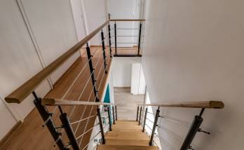 Escalier depuis le palier vue sur revêtement de sol à l'identiques marches hévéa - Hendaye - 64700 -
