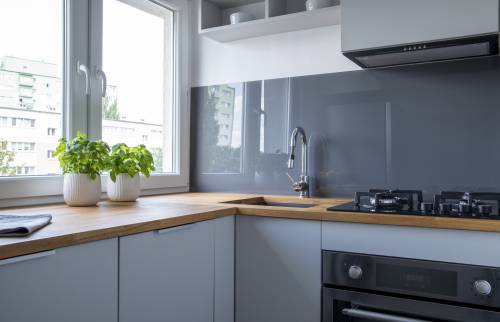 Rénovation de cuisine en appartement avec crédence zellige bleu à Cergy-Agglo (95)