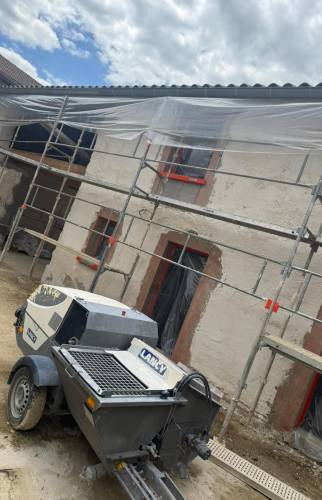 Reprise de l'enduit de façade pendant le chantier à Voiron