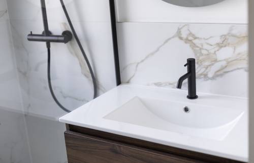 Meuble vasque et robinetterie noire