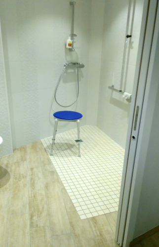 Grande douche ouverte pour accès en fauteuil roulant
