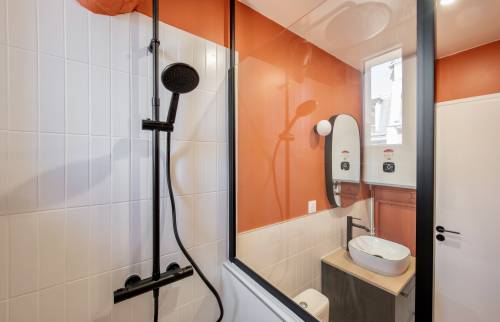 Transformation colorée de salle de bain à Garches