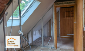 Création d’une salle de bain en rénovation à Loctudy avec reprise des réseaux, réaménagement sous escalier et optimisation des volumes dans cette maison ancienne du Finistère Sud.