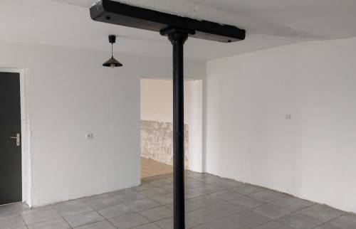 Intérieur d'un séjour à rénover dans une vieille maison