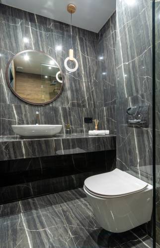 Salle de bain en marbre noir et blanc - Paris