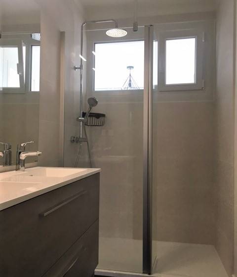 Nouvelle salle d'eau avec sa douche à l'italienne - Nantes 44
