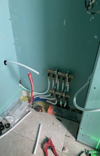 Attentes et nourrice de distribution des alimentations