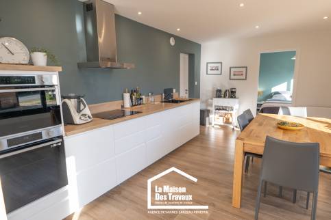 Mur bleu dans cuisine contemporaine