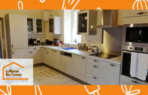 Rénovation de cuisine à Héricourt : meubles sur-mesure, électroménager intégré et circulation fluide pour un espace pratique.