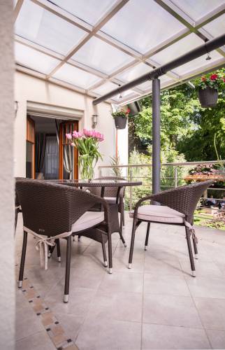 Vue terrasse sur pilotis depuis escalier accès extérieur - Aubagne - 13400 -