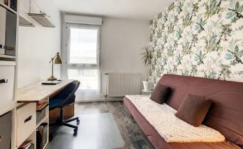 La chambre rénovée en bureau