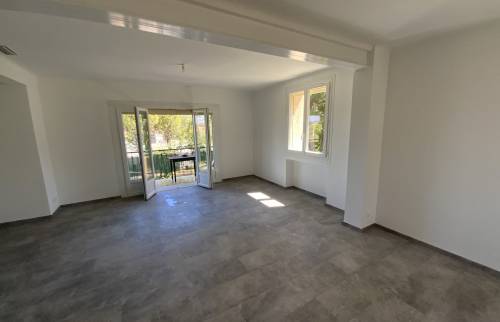 Salon rénové avant décoration et pose des meubles à ALÉS 