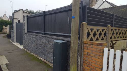 Installation de clôture gris anthracite