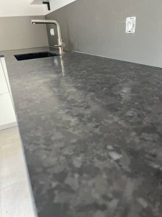 Travaux de rénovation de cuisine avec plan de travail en granit - Nantes 44