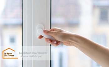 Les fenêtres récemment installées offrent une excellente isolation thermique et phonique, protégeant efficacement l’intérieur du bruit de la route.