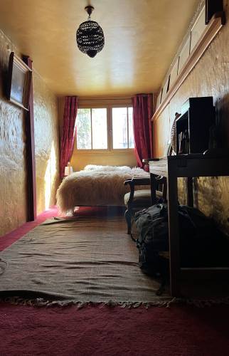 Avant les travaux - des couleurs trop présentes dans cette chambre atypique