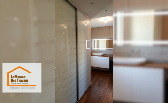 Optimisation de l’espace avec un dressing moderne et une salle de bain élégante. Réalisation par La Maison Des Travaux Vesoul.