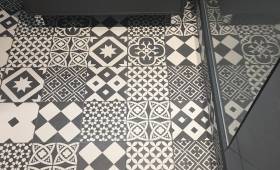 Une salle de bain avec du carrelage imitant les carreaux de ciment à Saint-Cloud