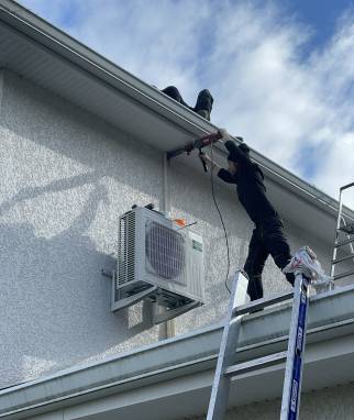installation en cours de l'unité extérieure