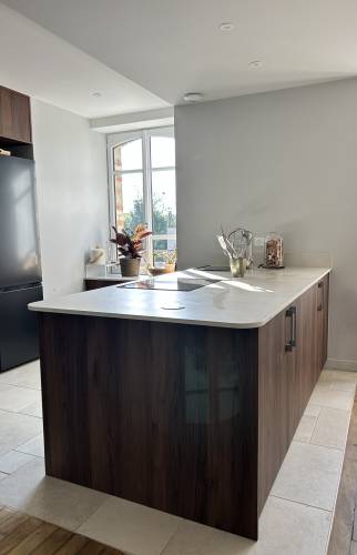 Fini, sol posé – Nouveau sol installé, apportant un rendu moderne et uniforme.