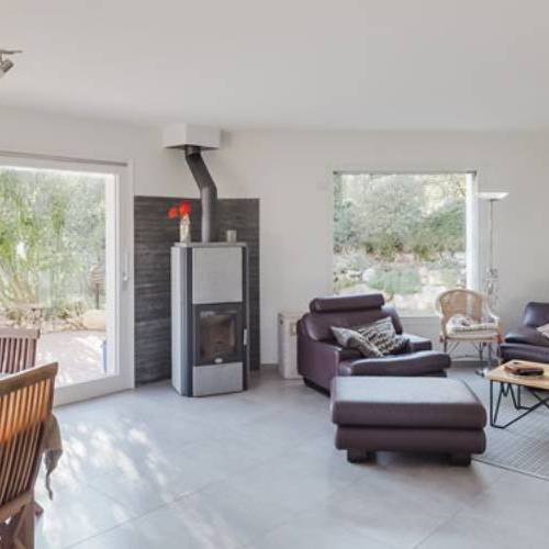 une cheminée moderne dans un salon