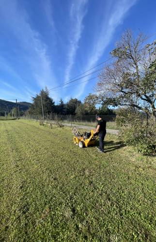 Travaux en cours pour le labout de terrain entre maison et portail