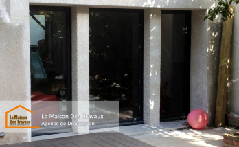 (vue de l’extérieur après travaux) : La dernière photo montre la façade rénovée après l’installation des baies vitrées. 