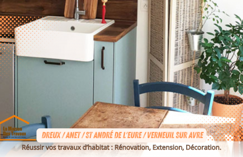 Focus sur l'évier design en céramique blanche, parfaitement intégré dans une cuisine combinant modernité et simplicité à Dreux.