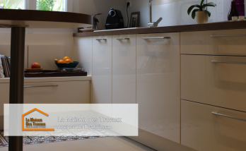 Un aménagement élégant et fonctionnel pour cette petite cuisine en longueur à Salernes, avec des rangements optimisés pour maximiser l’espace.