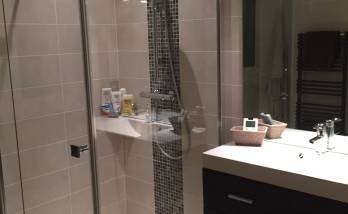 Rénovation de salle de bain avec douche et meuble vasque à Trilport (77470)