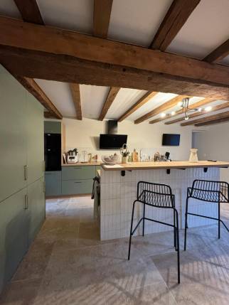 Rénovation de cuisine avec poutres sablées - Cholet 49300