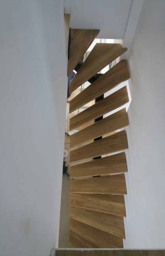 Installation d'un escalier en bois avec marches en chêne et limon central - Pornic 44210