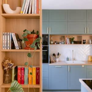 Rénovation maison 80m² au Bouscat cuisine ouverte façades vert sauge et rangements sur mesure Raphaëlle Baujet