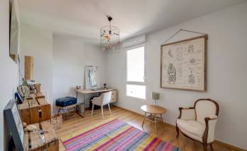 Bureau à domicile spacieux et lumineux