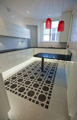 Une cuisine aménagée avec pose de mosaïque au sol par les artisans de La Maison Des Travaux Boulogne-Saint Cloud