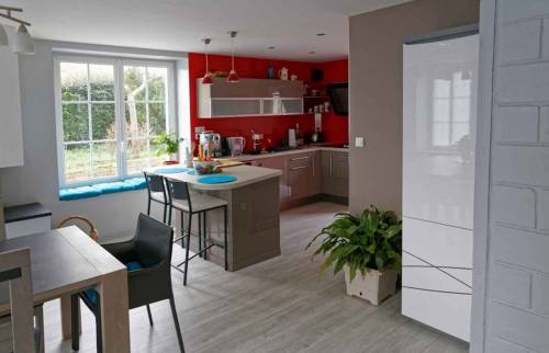 Cuisine après rénovation à Robinson vue du séjour